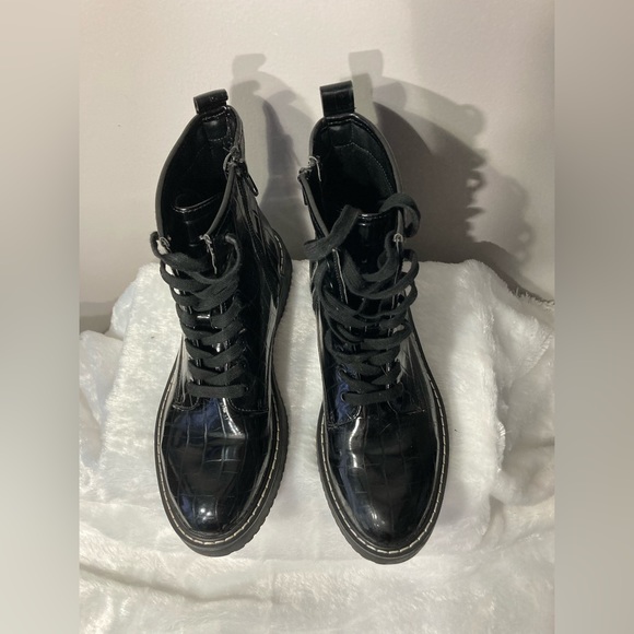 Madden Girl Black Chunky Combat Boots
8.5 M
Faux Leather Lace Up - Picture 5 of 12